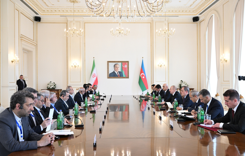 Präsident Ilham Aliyev und Präsident Masoud Pezeshkian treffen sich in erweitertem Format AKTUALISIERT VIDEO