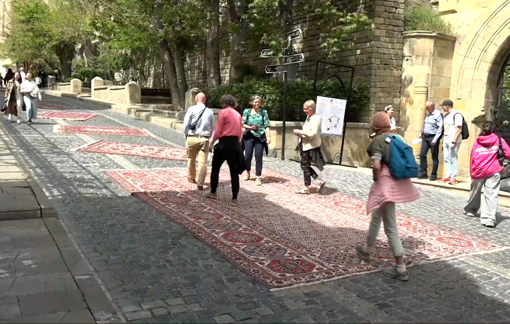İçərişəhərdə naxışlara toxunan tarix: Bakıda ilk Beynəlxalq Xalça Festivalı fəaliyyətə başlayıb YENİLƏNİB VİDEO
