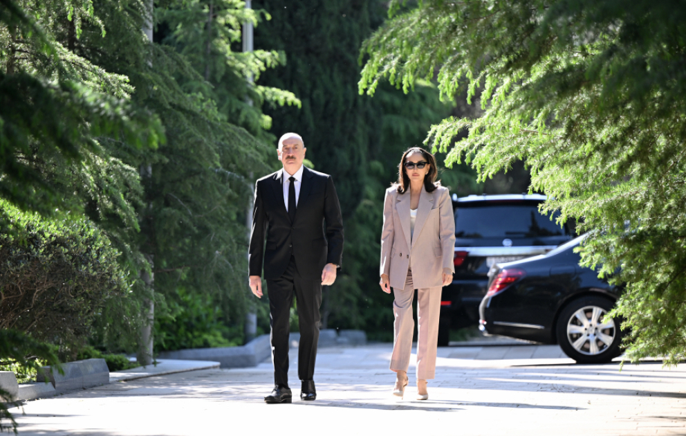 President Ilham Aliyev and First Lady Mehriban Aliyeva visited tomb of National Leader Heydar Aliyev at Alley of Honors VIDEO