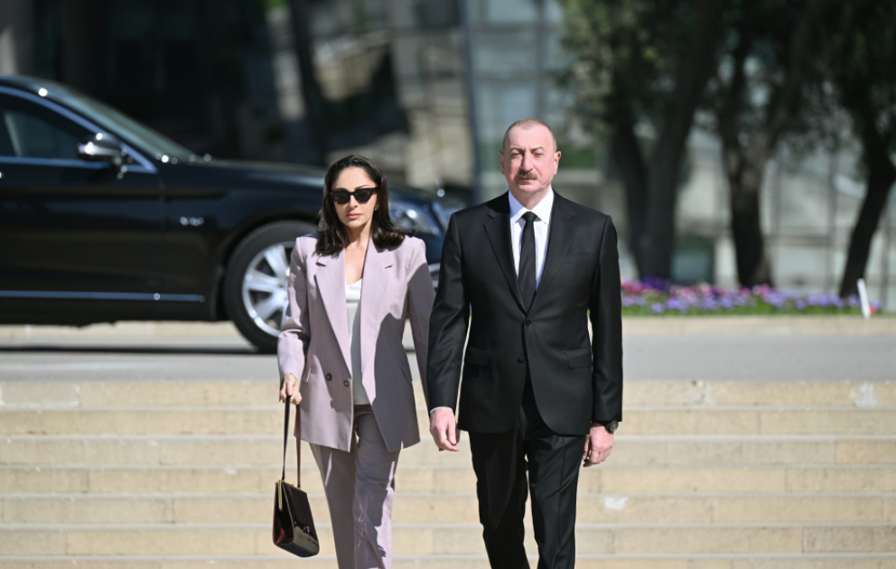 Президент Ильхам Алиев и первая леди Мехрибан Алиева почтили память сынов и дочерей Азербайджана, погибших в борьбе за Победу над фашизмом ОБНОВЛЕНО ВИДЕО
