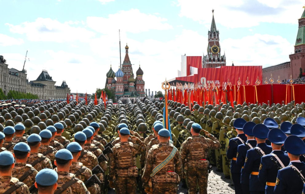 Азербайджанские командос прошли торжественным маршем по Красной площади в Москве ВИДЕО