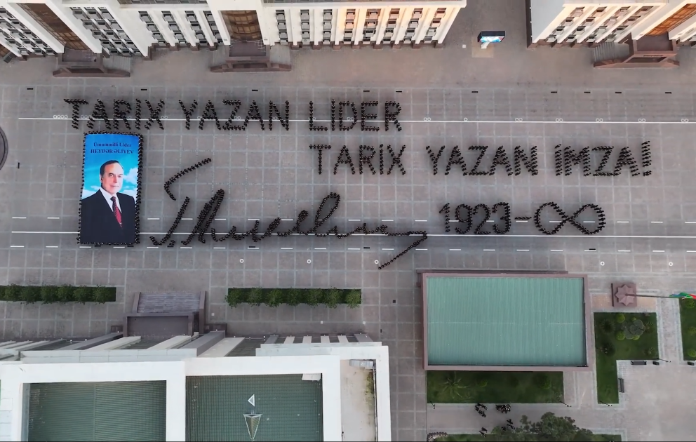Polis Akademiyasının kursantları Ulu Öndərin anadan olmasının 102-ci ildönümünə həsr olunan fləş-mob keçiriblər VİDEO