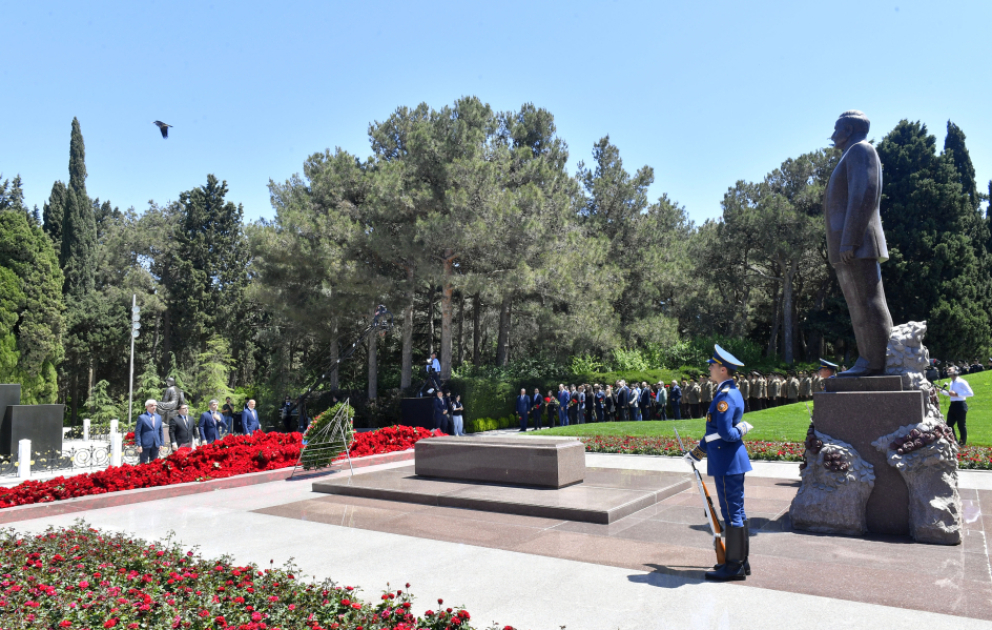 AZERTAC-Mitarbeiter besuchen Grab von Nationalleader Heydar Aliyev VIDEO