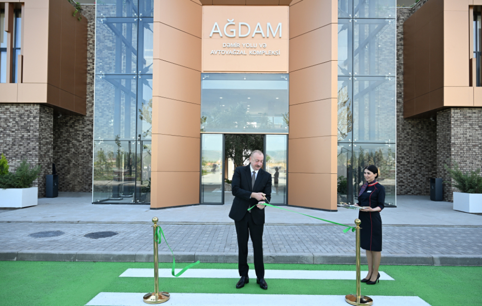Präsident Ilham Aliyev weiht Bahnhof- und Buskomplex in Aghdam ein VIDEO