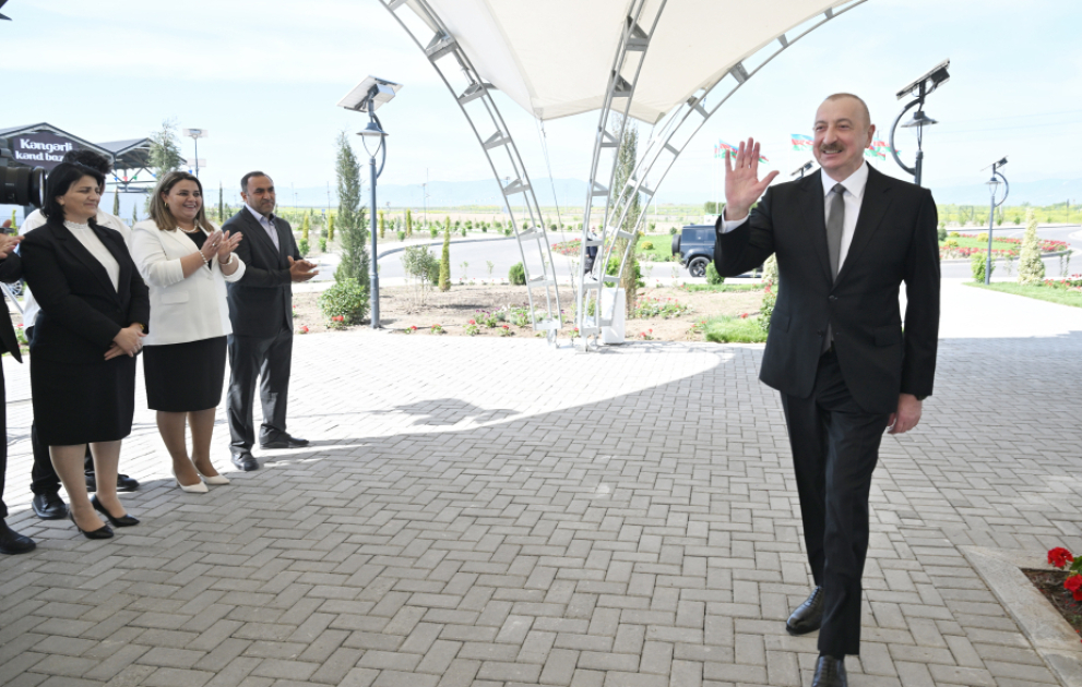 Prezident İlham Əliyev Ağdamın Kəngərli kəndinə köçən sakinlərlə görüşüb, onlara evlərin açarlarını təqdim edib YENİLƏNİB  VİDEO