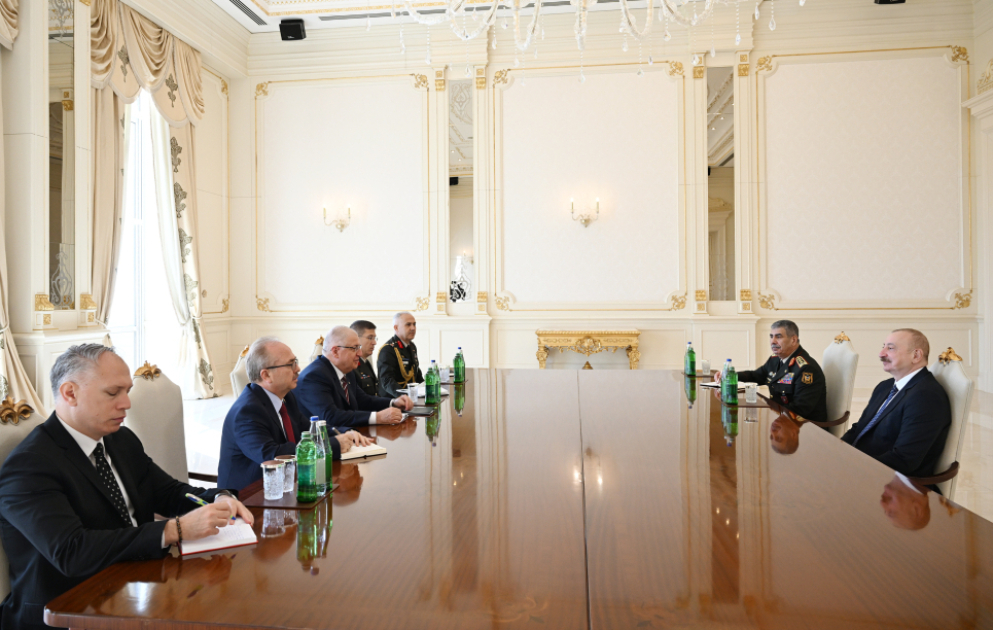 Präsident Ilham Aliyev empfängt türkischen Verteidigungsminister VIDEO