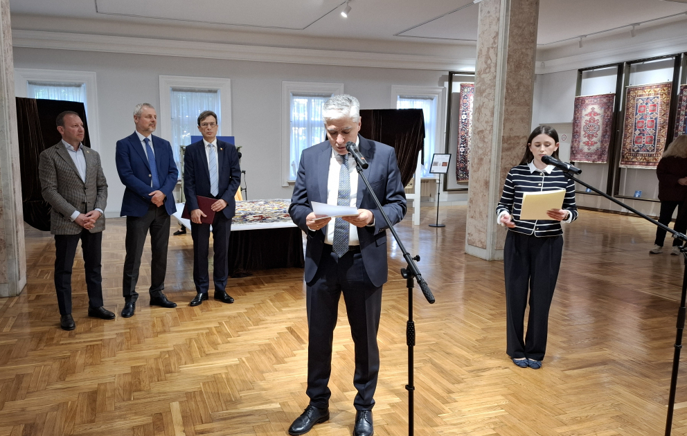 В Молдове открылась выставка азербайджанских ковров ВИДЕО