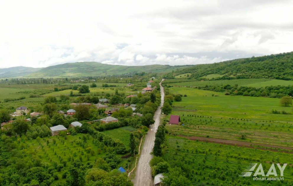 Qubada 12 yaşayış məntəqəsini əhatə edən avtomobil yolu yenidən qurulur VİDEO