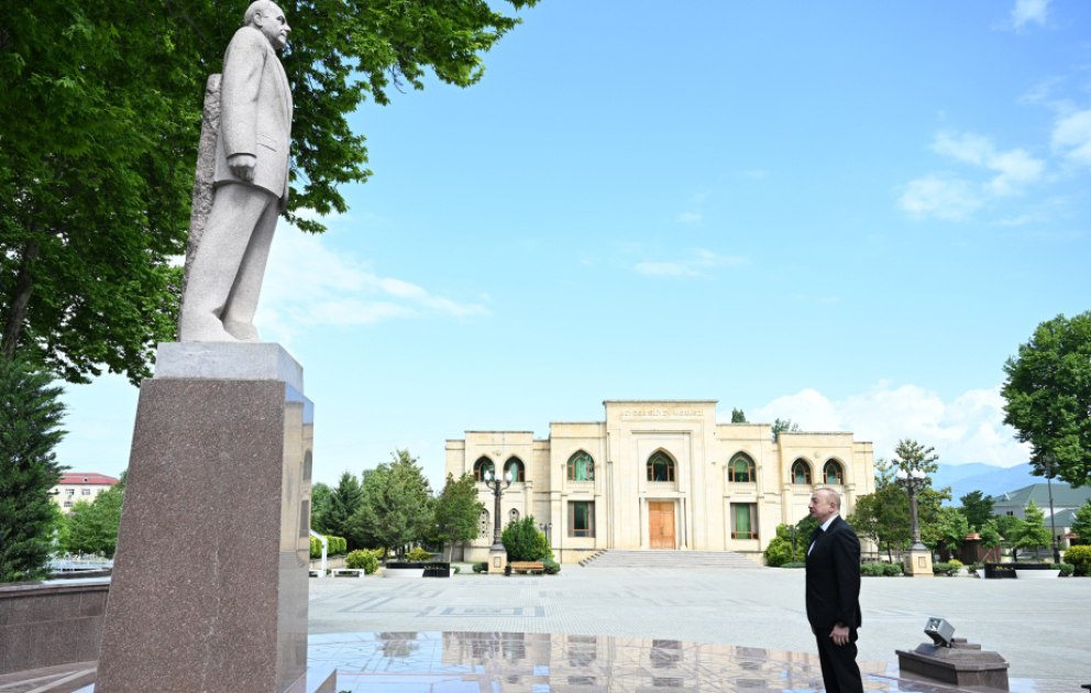 Ismayilli : Le président Ilham Aliyev se recueille devant le monument d’Heydar Aliyev VIDEO