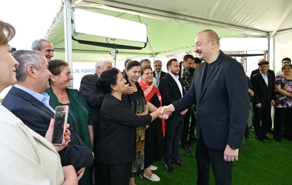 Präsident Ilham Aliyev trifft umgesiedelte Bewohnern des Dorfes Beylik in Latschin und überreicht ihnen Schlüssel zu ihren neuen Häusern AKTUALISIERT VIDEO