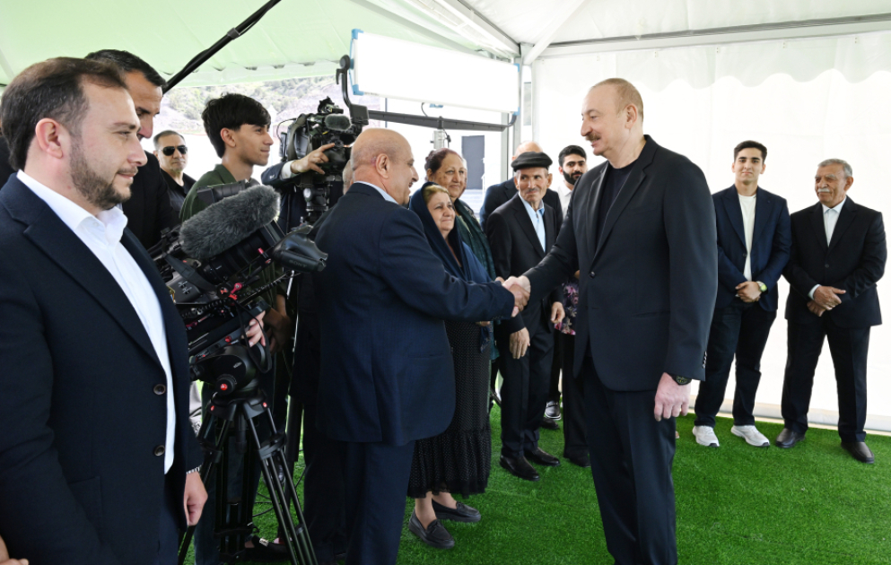 Latchine : Le président Aliyev rencontre les habitants installés à Beylik et leur remet les clés de leurs nouvelles maisons MIS A JOUR VIDEO