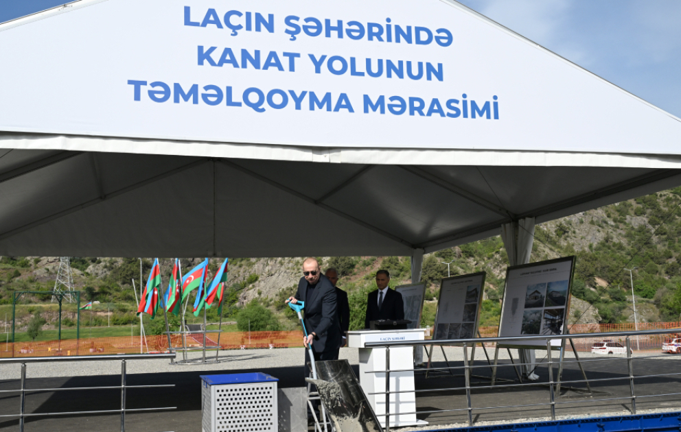 Prezident İlham Əliyev Laçın kanat yolunun təməlini qoyub VİDEO