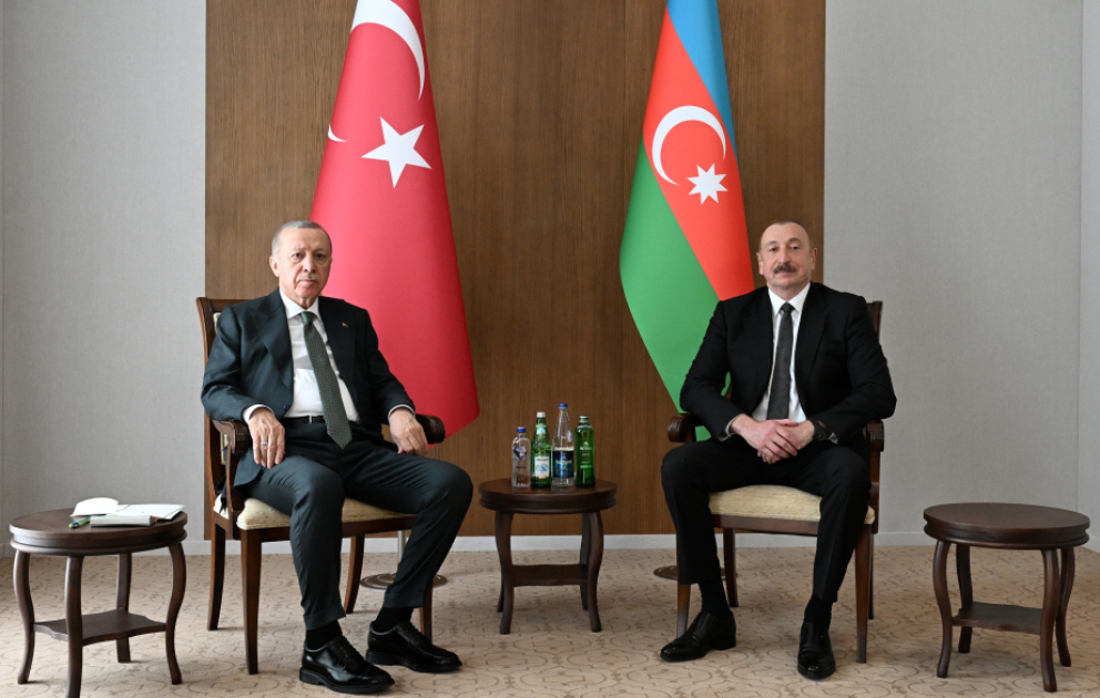 Präsident Ilham Aliyev und Präsident Recep Tayyip Erdoğan treffen sich unter vier Augen VIDEO