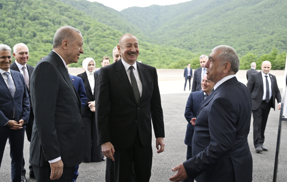 Präsident Ilham Aliyev und Präsident Recep Tayyip Erdoğan machen sich mit Bauarbeiten an der Straße Kelbadschar–Latschin vertraut AKTUALISIERT VIDEO