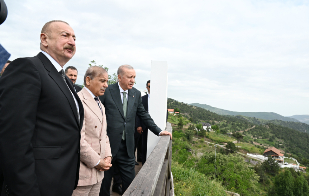 Les présidents azerbaïdjanais et turc, ainsi que le Premier ministre pakistanais ont été dans un lieu de promenade à Latchine VIDEO
