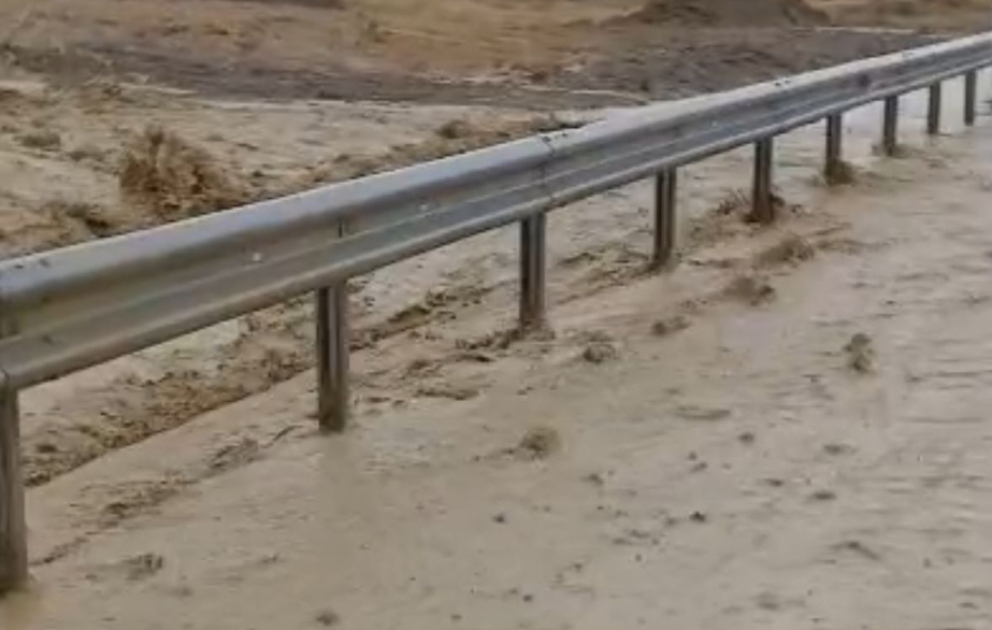 Sel suları Bakı-Şamaxı yolunda nəqliyyatın hərəkətinə çətinlik yaradıb VİDEO