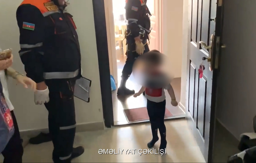 Yasamal və Xətai rayonlarında bağlı qapı arxasında köməksiz vəziyyətdə qalmış azyaşlılar xilas edilib VİDEO