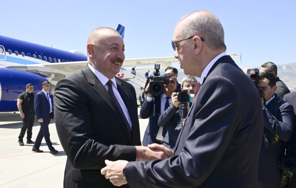 Präsident Ilham Aliyev zu Arbeitsbesuch in der Turkei eingetroffen VIDEO