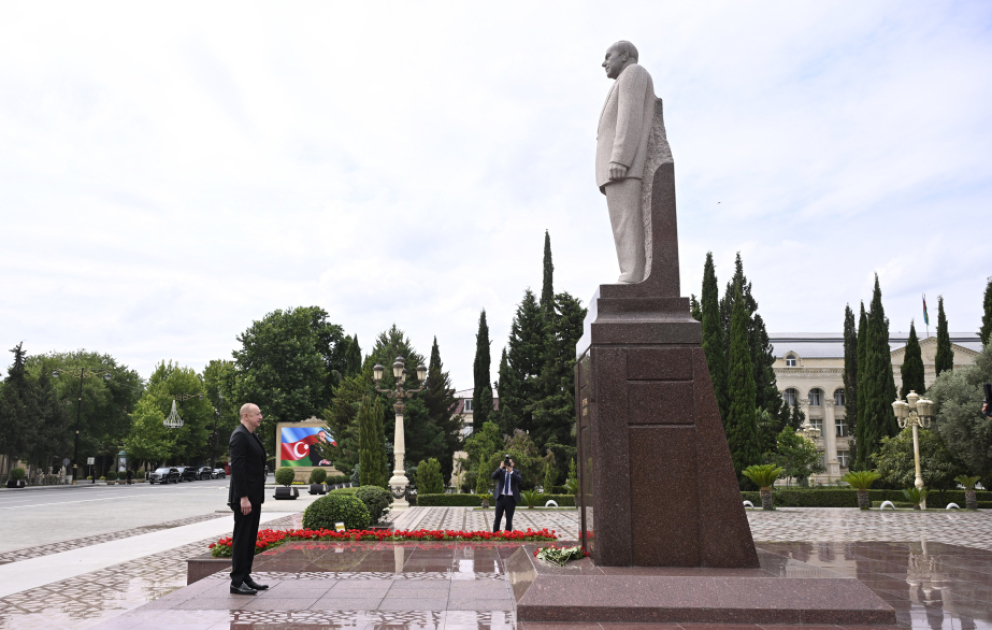 Prezident İlham Əliyev Yevlax şəhərində Ümummilli Lider Heydər Əliyevin abidəsini ziyarət edib VİDEO