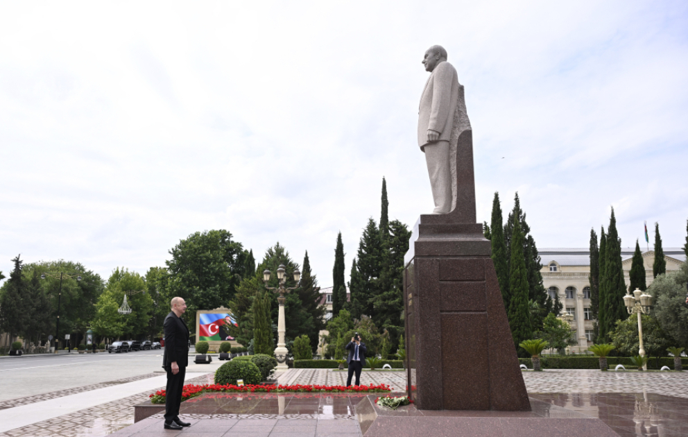 Президент Ильхам Алиев посетил памятник общенациональному лидеру Гейдару Алиеву в городе Евлах ВИДЕО