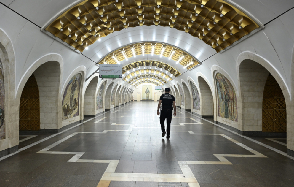 “Vətəndaş, zəhmət olmasa, əlinizdəki əşyanı cihaza yerləşdirin...” Metro polislərinin bir günü -  REPORTAJ VİDEO
