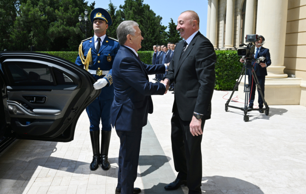 Offizieller Empfang von Präsident Shavkat Mirziyoyev in Baku VIDEO