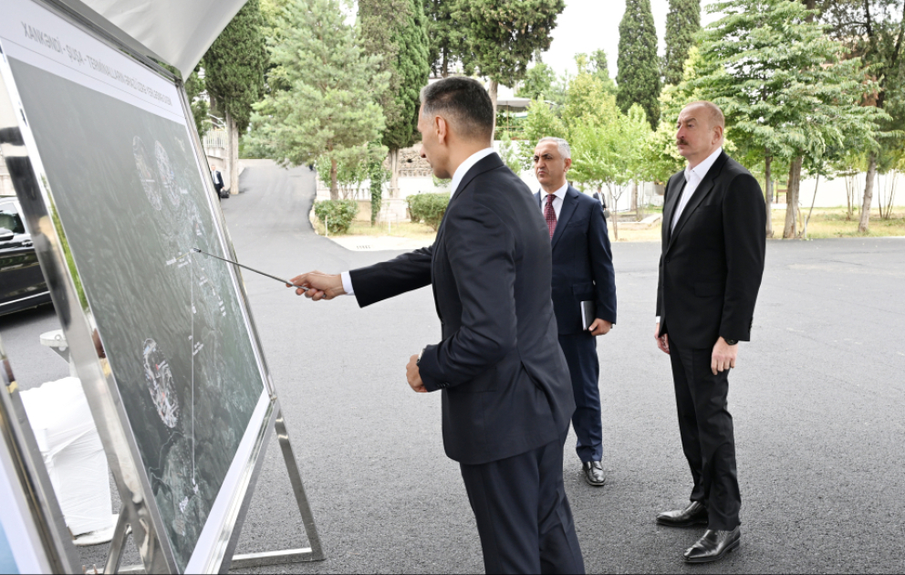 Ilham Aliyev inspecte le site prévu pour la construction du téléphérique Khankendi-Choucha VIDEO