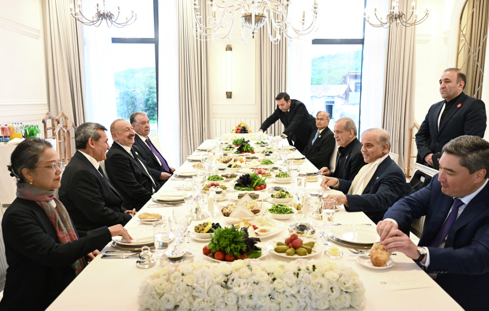 Schuscha: Präsident Ilham Aliyev gibt offizielles Mittagessen für Teilnehmer des 17. Gipfeltreffens der Organisation für wirtschaftliche Zusammenarbeit VIDEO