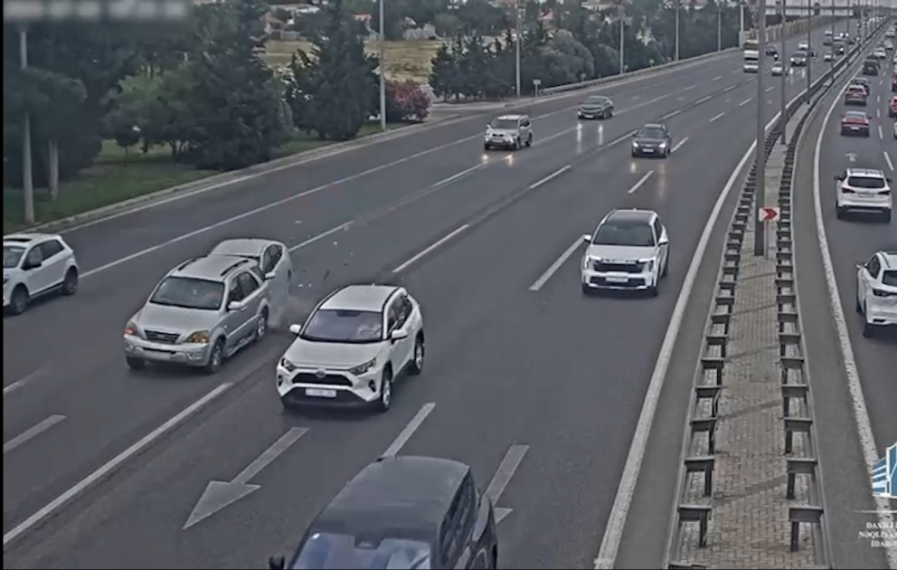 Texniki nasaz avtomobilin yolun orta zolağında qalması yol-nəqliyyat hadisəsinin baş verməsinə səbəb olub VİDEO