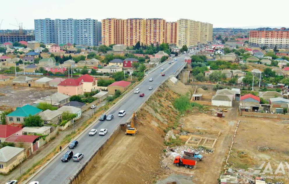 Sumqayıtı Saray qəsəbəsi ilə birləşdirən körpüyə aparan yanaşma yolları genişləndirilir VİDEO