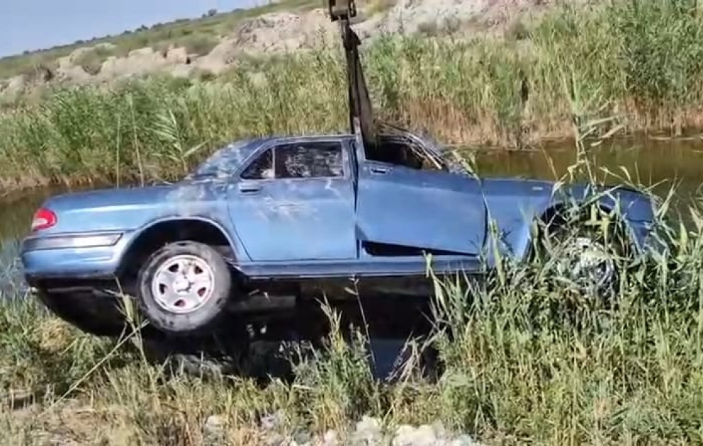 Salyanda minik avtomobili kanala aşıb, ölənlər var VİDEO