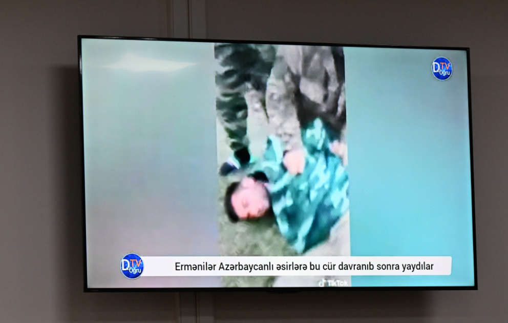 Ermənistan silahlı qüvvələrinin azərbaycanlıları əsir götürərkən işgəncə vermələrini əks etdirən videokadrlar məhkəmədə nümayiş etdirilib VİDEO