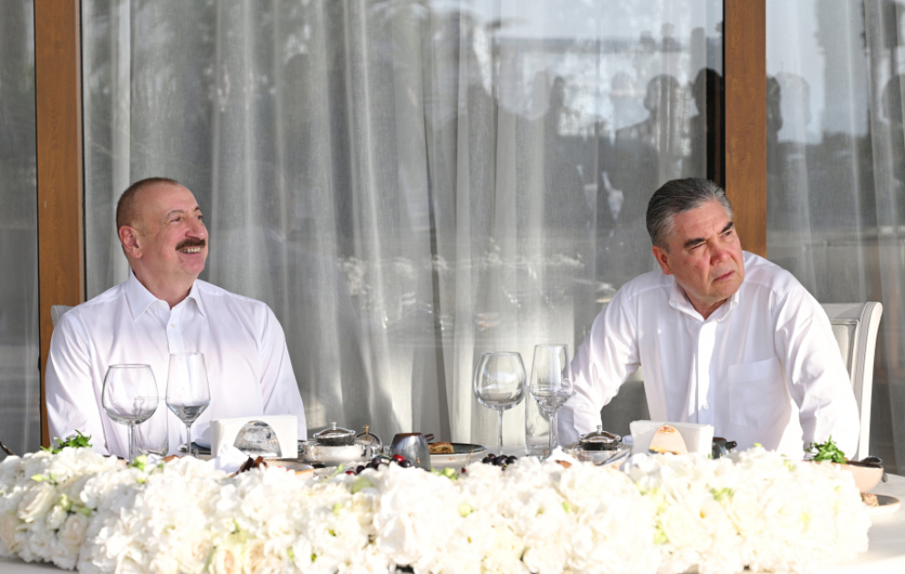 Le président Ilham Aliyev et Gourbangouly Berdymoukhamedov dînent ensemble VIDEO