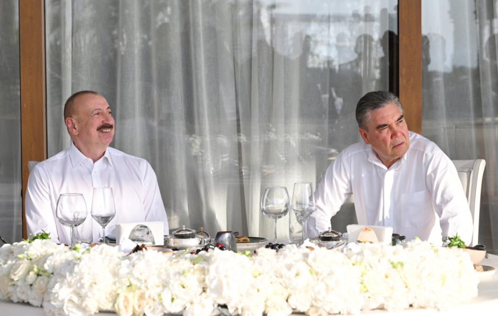 Gemeinsames Diner von Präsident Ilham Aliyev mit dem Vorsitzenden des Volksrates von Turkmenistan Gurbanguly Berdimuhamedov VIDEO