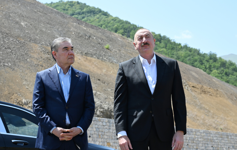 Schuscha: Präsident Ilham Aliyev und Gurbanguly Berdimuhamedov lassen sich vor Hintergrund des Dorfes Daschalti fotografieren VIDEO