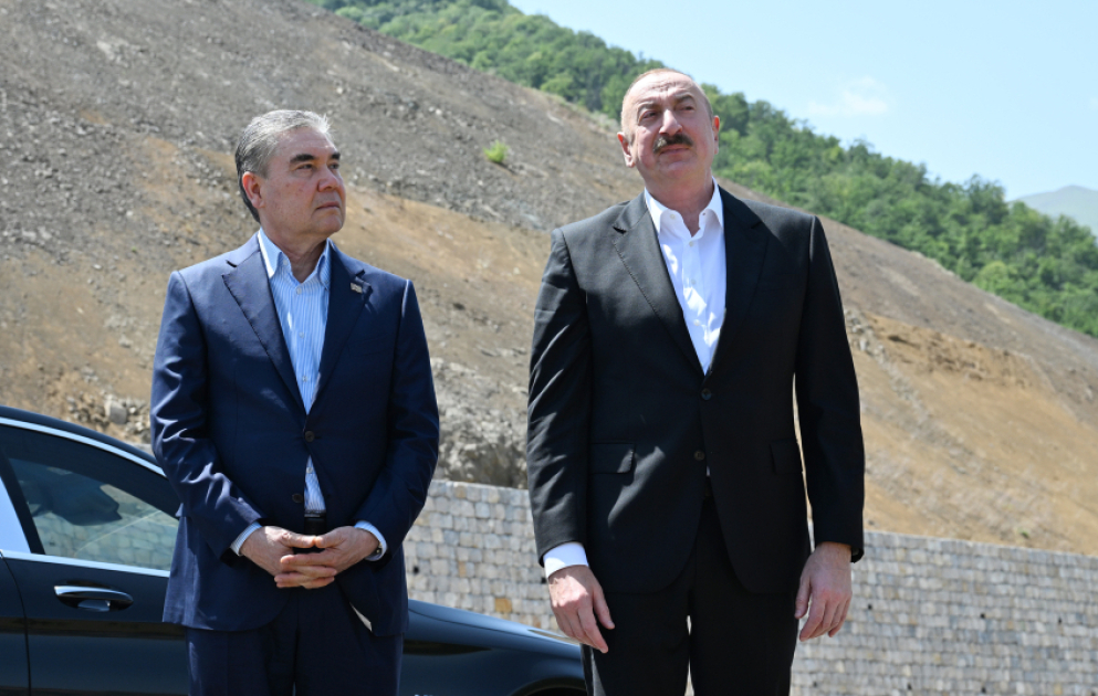 Choucha : Le président Ilham Aliyev et Gourbangouly Berdymoukhamedov posent pour une photo sur fond du village de Dachalty VIDEO