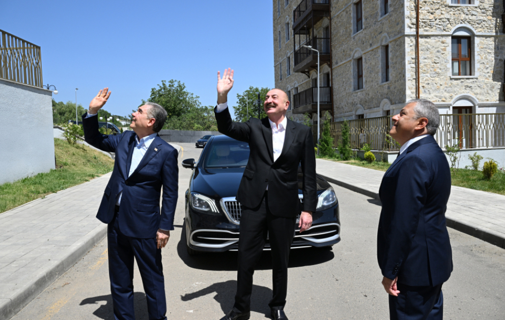 Präsident Ilham Aliyev und Vorsitzender des turkmenischen Volksrates besuchen ersten Wohnkomplex in Schuscha VIDEO