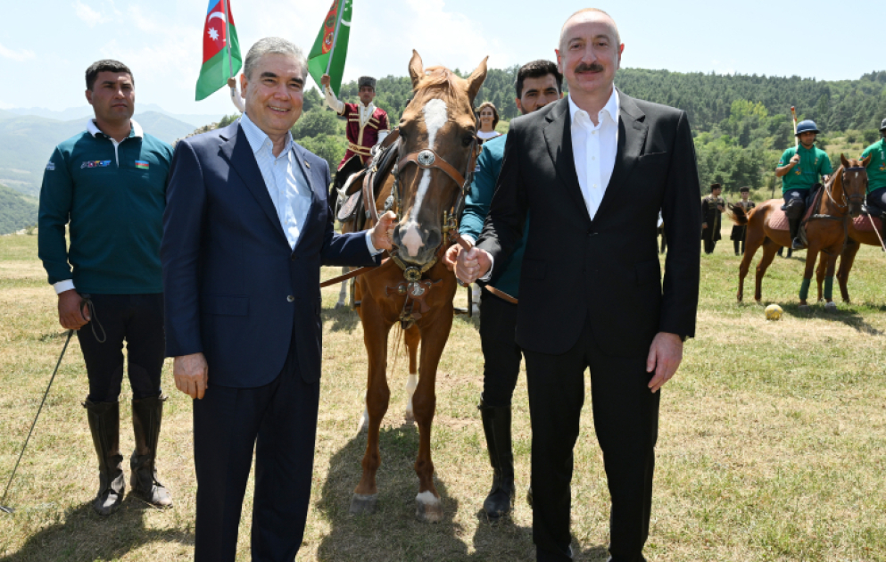 Qurbanqulu Berdiməhəmmədova Cıdır düzündə “Dostluq” adlı Qarabağ atı hədiyyə edilib VİDEO