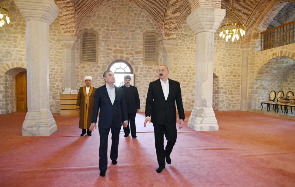 Aserbaidschans Präsident und Vorsitzender des turkmenischen Halk Maslahaty besuchen Yukhari-Govhar-Agha-Moschee in Schuscha VIDEO