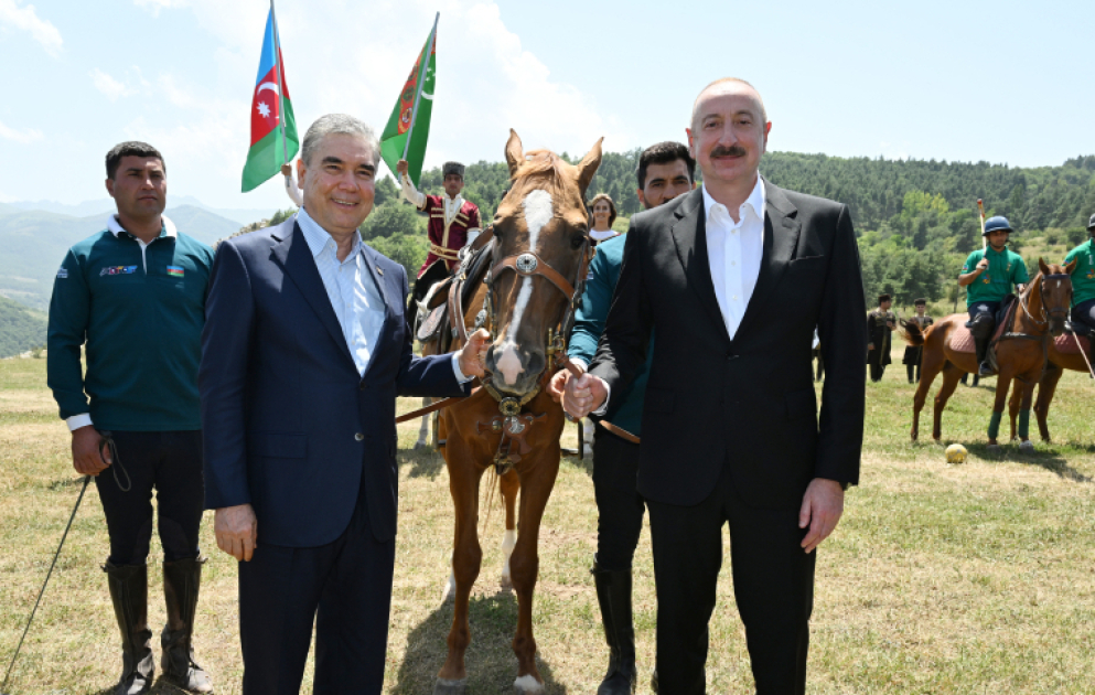Garabagh-Pferd namens „Dostlug“ auf der Jidir-Düzü-Ebene an Gurbanguly Berdimuhamedow überreicht VIDEO