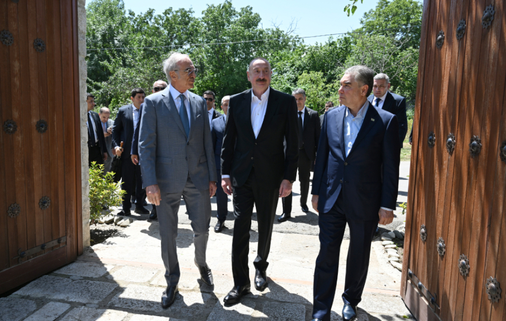 Schuscha: Präsident Ilham Aliyev und Vorsitzender des turkmenischen Volksrates besuchen Bulbul-Hausmuseum VIDEO