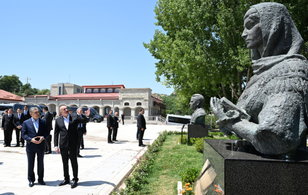 Le président Ilham Aliyev et le président du Conseil du peuple du Turkménistan visitent les statues criblées de balles de Natavan, Bulbul et Uzeyir Hadjibeyli à Choucha VIDEO