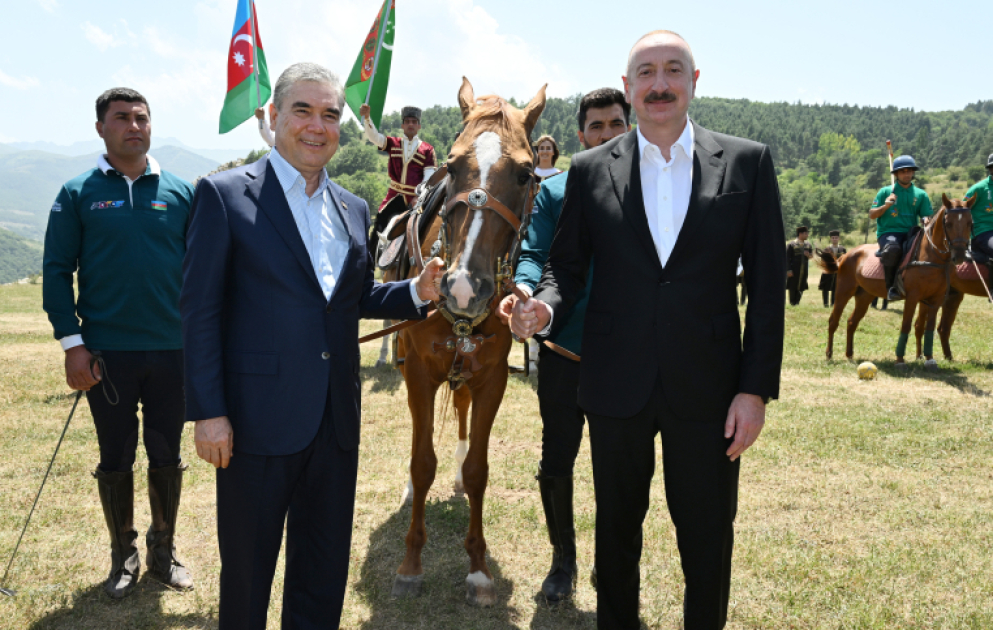 Un cheval Karabagh nommé « Dostluq » offert à Gourbangouly Berdymoukhamedov sur la plaine de Djydyr VIDEO
