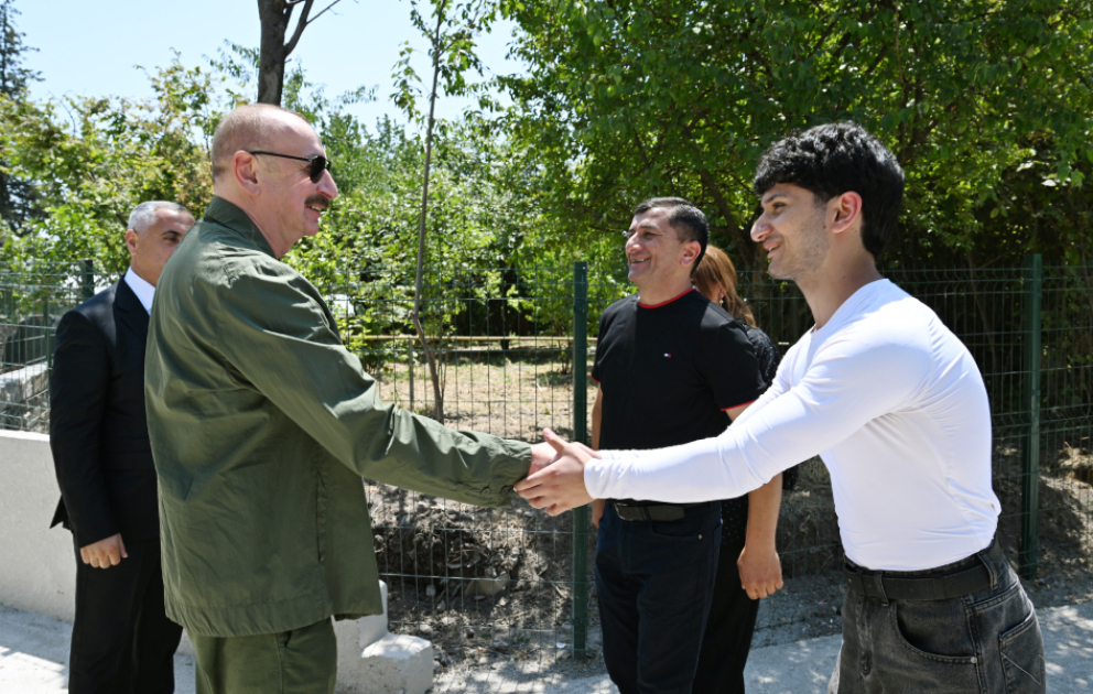 Präsident Ilham Aliyev besucht Dorf Khanyurdu im Bezirk Chodschali und trifft Dorfbewohner VIDEO