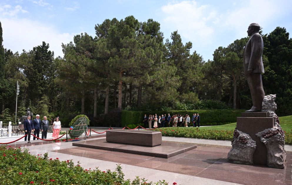AZERTAC staff pays tribute to National Leader Heydar Aliyev VIDEO