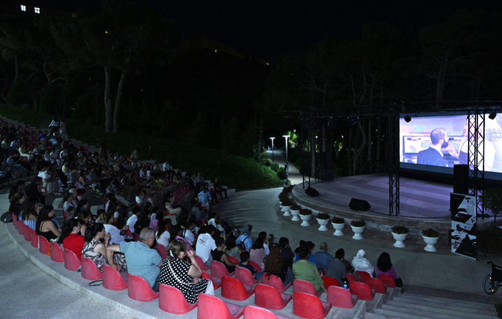 Heydər Əliyev adına parkın amfiteatrında “Əlvida, Şmidt!” filmi nümayiş etdirilib VİDEO