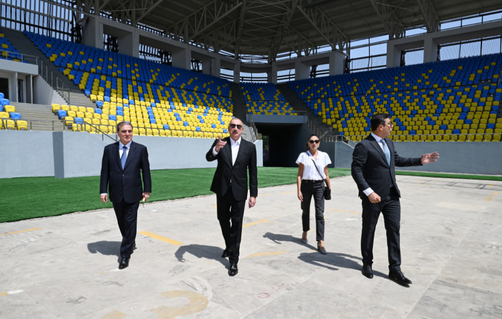 Prezident İlham Əliyev və birinci xanım Mehriban Əliyeva Gəncə şəhər stadionunda tikinti işlərinin gedişi ilə tanış olublar YENİLƏNİB  VİDEO