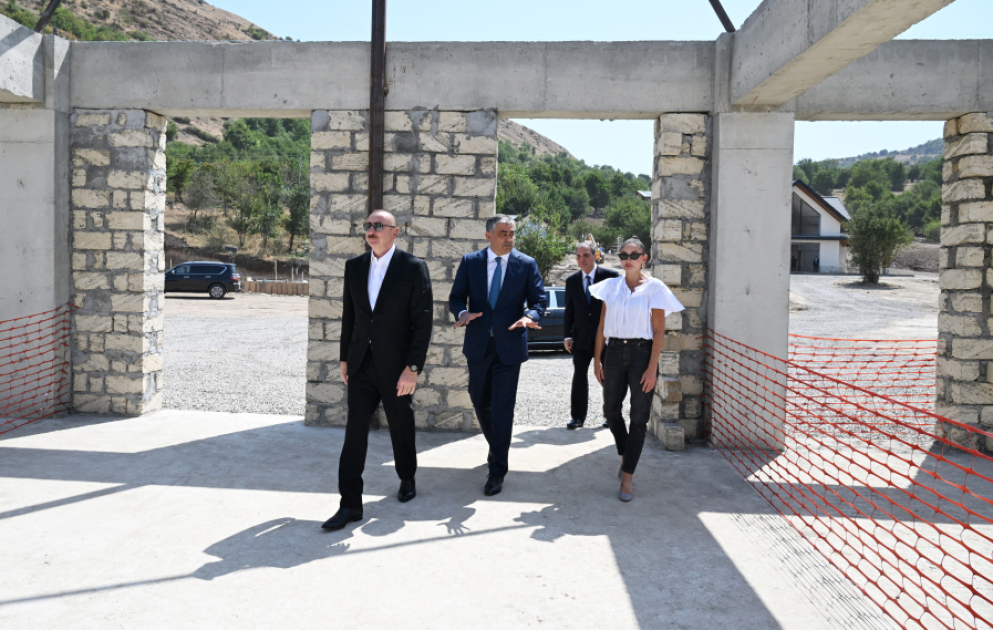 Prezident İlham Əliyev və birinci xanım Mehriban Əliyeva “Hacıkənd” İstirahət Kompleksinin tikintisi ilə tanış olublar YENİLƏNİB VİDEO