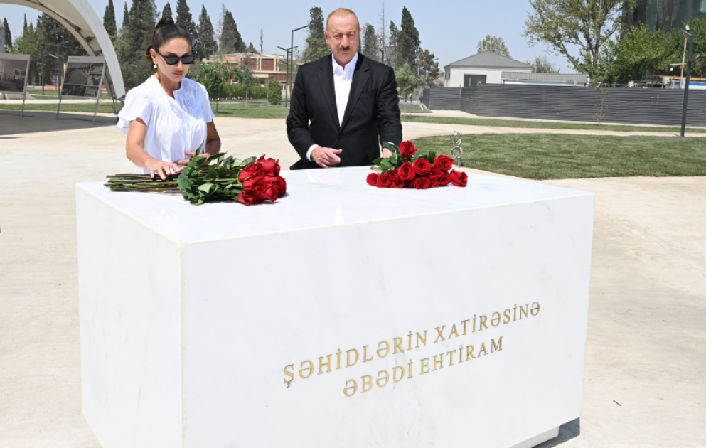 Präsident Ilham Aliyev und First Lady Mehriban Aliyeva inspizieren laufende Arbeiten am Gedenkkomplex in Ganja AKTUALISIERT VIDEO