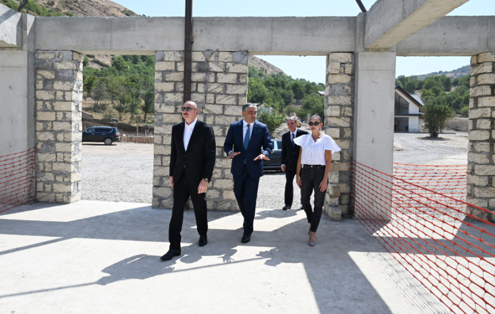 Präsident Ilham Aliyev und First Lady Mehriban Aliyeva machen laufende Arbeiten am Erholungskomplexes „Hajikend“ vertraut AKTUALISIERT VIDEO